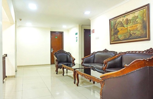 East Jakarta House | Cozy Twin Escape with Free WiFi and Parking