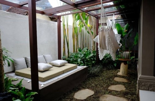 Peliatan Villa | Cozy Villa Retreat Garden Bliss & Gazebo Lounge
