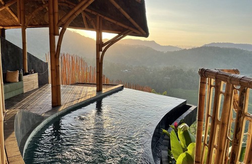 Klungkung Villa | Dreamy Cliffside Bamboo Villa with Pool and View