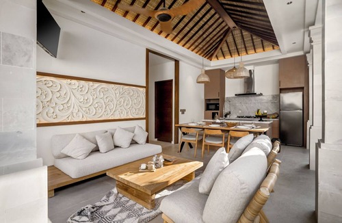 Kerobokan Villa | Elegant 4BR Retreat with Cozy Ambience