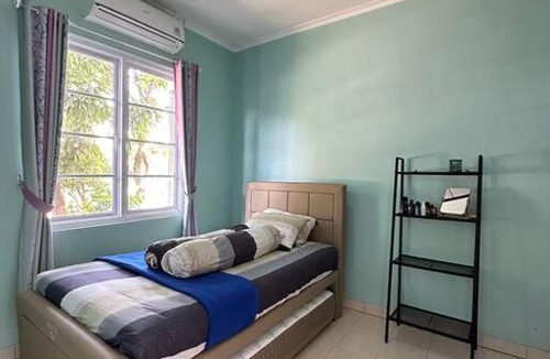 Gunung Putri Villa | Family Suites Cozy House Complex