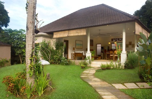 Melayang Villa | Garden 1BR Villa With A Large Pool! - 6Min Drive To The Monkey Forest!
