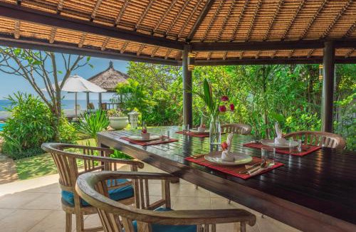 Dencarik Villa | Gorgeous beachfront villa Lovina