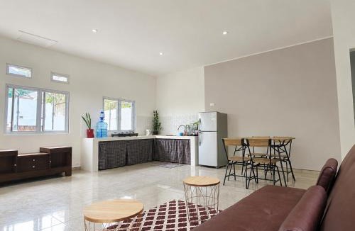 Jimbaran Bay House | Guesthouse walking distance to Beach with share kitchen