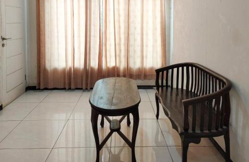 Surabaya Hotel | Hasana Guest House Syariah near Royal Plaza RedPartner