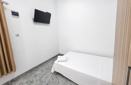 Dukupuntang Hotel | Hotel O near Mitra Plumbon Hospital