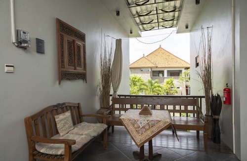 Sunset Road Hotel | Hotel O Panen House