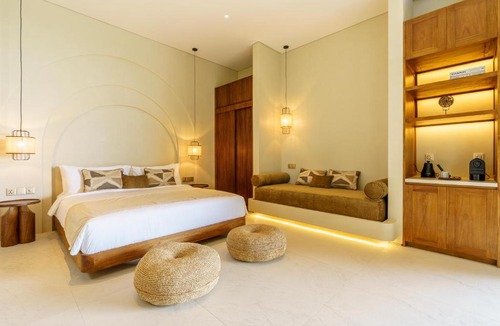 Umalas Villa | Iconic Arch Villa 6BR Beach-Club Pool