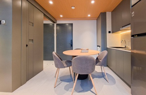 Pinang Apartment | Industrial Modern 1Br Loft At Apartment Collins Boulevard