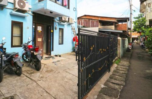 Rawamangun House | Kabin Kapsul Kayu Jati V Jakarta - Male Only