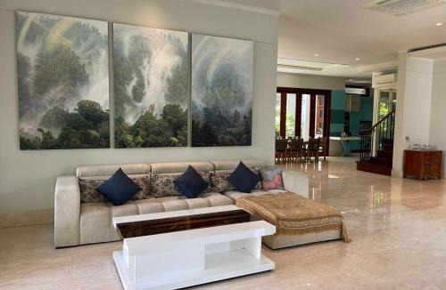 Bangka Villa | Large Garden Oasis Home in Kemang