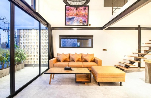 Munggu Hotel | Lofty NYC Vibes 200m to Canggu Beach