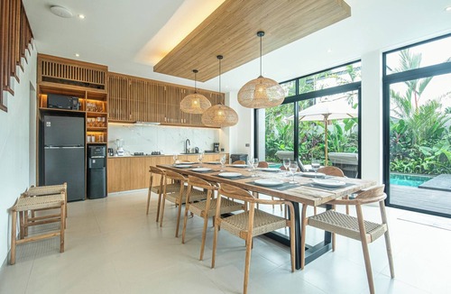 Batubelig House | Luxury 5BR Retreat, 400m from Café Del Mar Shore