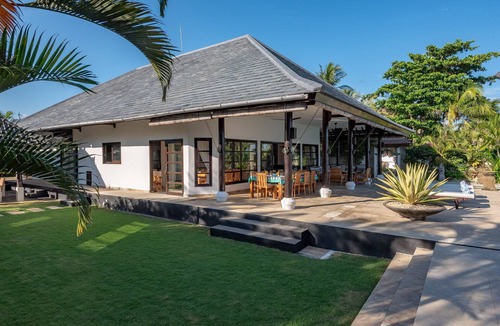 Dencarik Villa | Luxury 6BR Beachfront Villa with Private Pool!