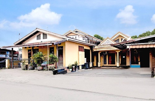 Balikpapan House | Luxury Deluxe DBL Retreat W/Free WiFi and Parking