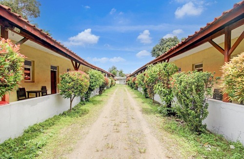 Pekalongan House | Luxury Deluxe DBL Retreat W/Free WiFi and Parking