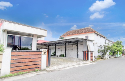 Yogyakarta House | Luxury Deluxe DBL Retreat W/Free WiFi and Parking