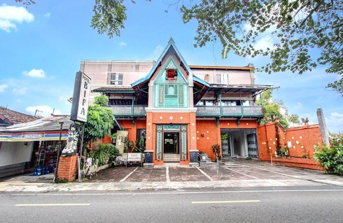 Yogyakarta House | Luxury Deluxe DBL Retreat W/Free WiFi and Parking