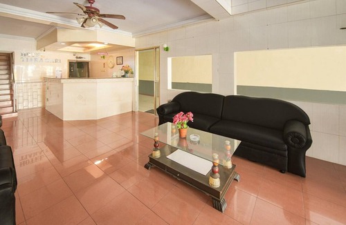 Makassar House | Luxury Deluxe DBL Retreat W/Free WiFi and Parking