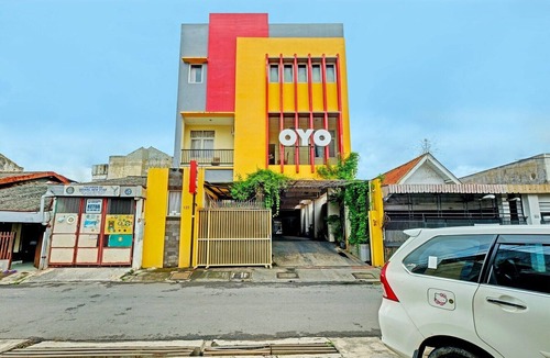 Semarang House | Luxury Deluxe DBL Retreat W/Free WiFi and Parking