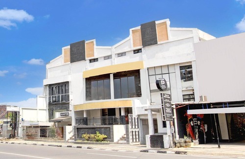 Semarang House | Luxury Deluxe DBL Retreat W/Free WiFi and Parking