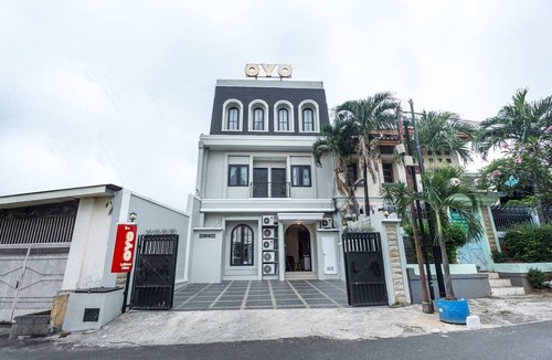 Jakarta House | Luxury Deluxe DBL Retreat W/Free WiFi and Parking
