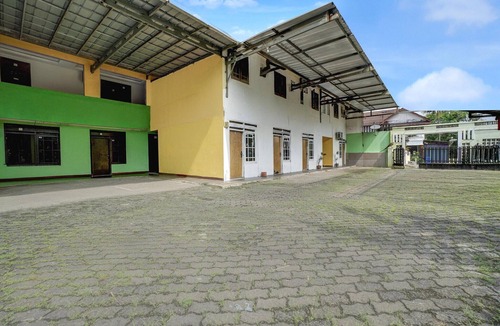 East Jakarta House | Luxury Deluxe DBL Retreat W/Free WiFi and Parking