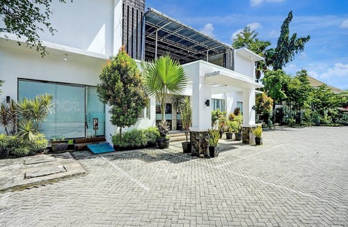 Padang House | Luxury Deluxe DBL Retreat W/Free WiFi and Parking
