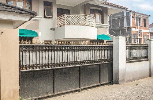 Dramaga House | Luxury Deluxe DBL Retreat W/Free WiFi and Parking