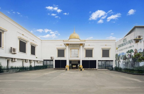 Palembang House | Luxury Twin Comfort Stay W/Free Parking and Pool