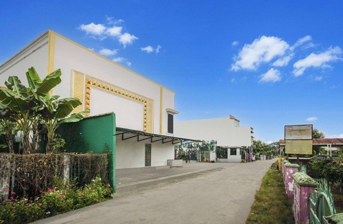 Palembang House | Luxury Twin Comfort Stay W/Free Parking and Pool