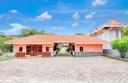 Pekalongan House | Luxury Twin Stay with Free WiFi and Parking
