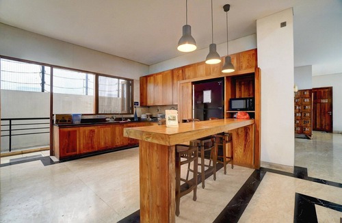 Binong House | Luxury Twin Stay with Free WiFi and Parking