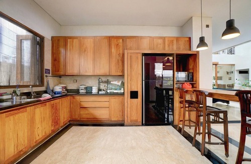 Binong House | Luxury Twin Stay with Free WiFi and Parking