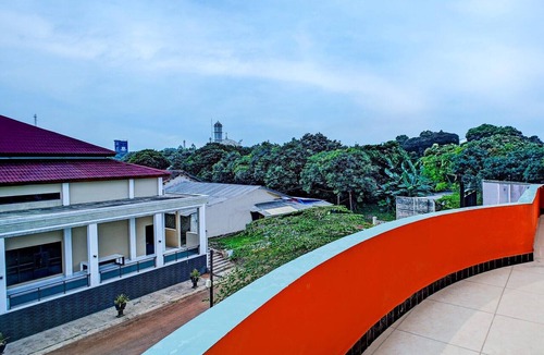 Depok House | Luxury Twin Stay with Free WiFi and Parking