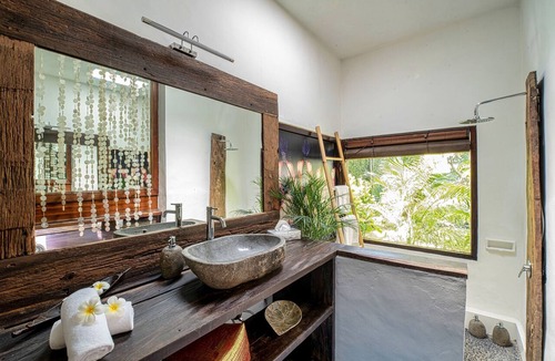 Dyanapura Villa | LUXURY Villa 3BR La plancha BEACH, 200m to the Beach, Heart of Seminyak,300m