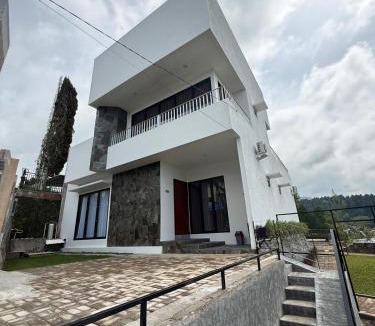 Cibodas Villa | Luxury Villa Arsa Private Pool and Karaoke