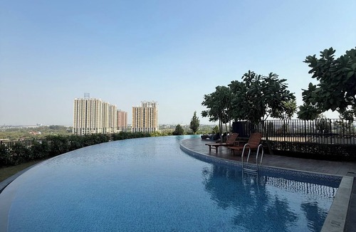 Cikarang Apartment | Modern Japanese Suite with Fast WiFi, Pool and Gym near Meikarta