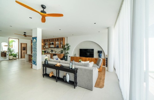 Pecatu Villa | Modern 3br Villa with Rooftop Patio - Pool Table