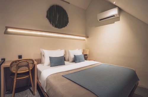Batu Bolong Resort | Modern Tropical 2BR Loft Nelayan Beach Canggu