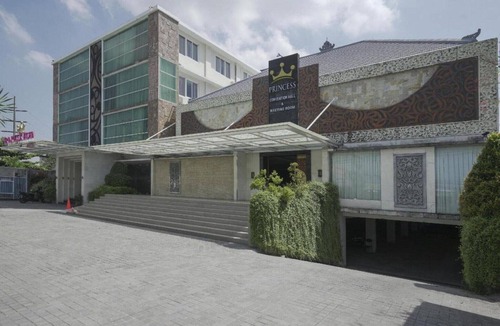 Denpasar Barat House | Modern Twin Retreat w/City View & Free WiFi