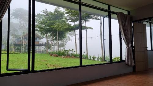 Cisarua Cabin | Mroom villa kaca