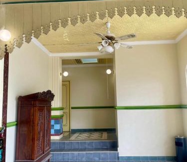 Laweyan House | Ndalem Kulon Guest House Syariah