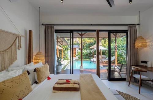 Penestanan Villa | New Chic 2BR Villa Huge Pool Garden Bath+Patio