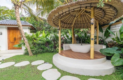 Penestanan Villa | New Chic 2BR Villa Huge Pool Garden Bath+Patio
