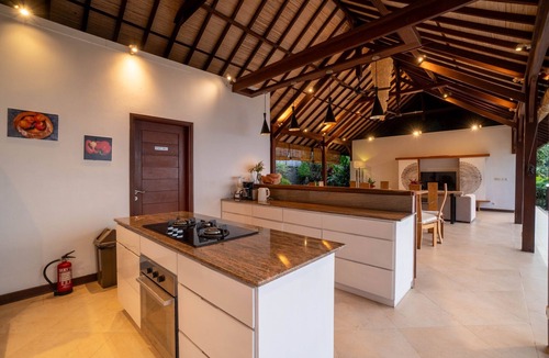 Kayu Putih Villa | Ocean and Jungle Views Soaking Bathtub Lovina