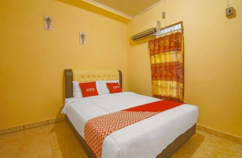 Padang Hotel | OYO 2946 Handira Homestay