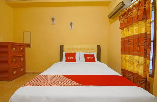 Padang Hotel | OYO 2946 Handira Homestay
