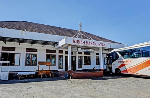 Kebasen Hotel | OYO 3479 Hotel Intan