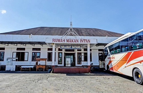 Kebasen Hotel | OYO 3479 Hotel Intan